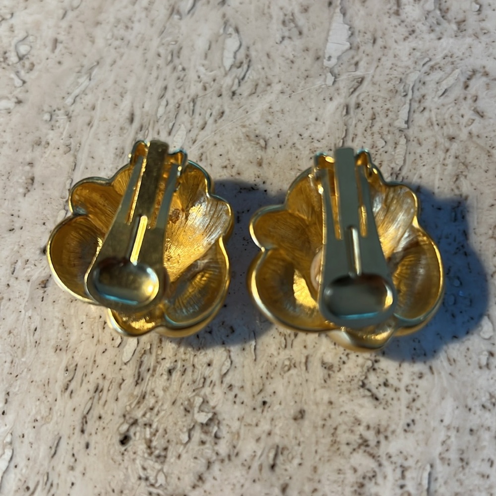 Kenneth Jay Lane, 1" inch Satin Gold Abstract Button Clip Earrings - Picture 2 of 2